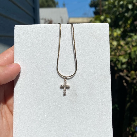 Diamond cross pendant - Picture 2 of 2